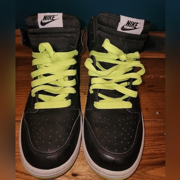 Nike Black and Neon Green Men's Shoes - Picture 12 of 15